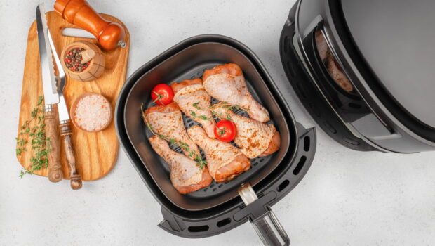 friteuse-sans-huile-air-fryer-poulet-assaisonne