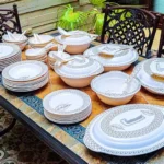 Voici la fiche produit optimisée pour Ready Boutique, conçue pour dominer les recherches sur les services de table complets en Tunisie. 1. Médias & Accessibilité Alt Text : Service de table 72 pièces en porcelaine avec soupières et accessoires Tunisie.