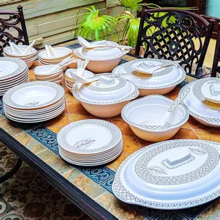 Voici la fiche produit optimisée pour Ready Boutique, conçue pour dominer les recherches sur les services de table complets en Tunisie. 1. Médias & Accessibilité Alt Text : Service de table 72 pièces en porcelaine avec soupières et accessoires Tunisie.
