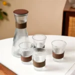 Ensemble carafe en verre strié et 4 verres avec manchon de protection marron Tunisie.
